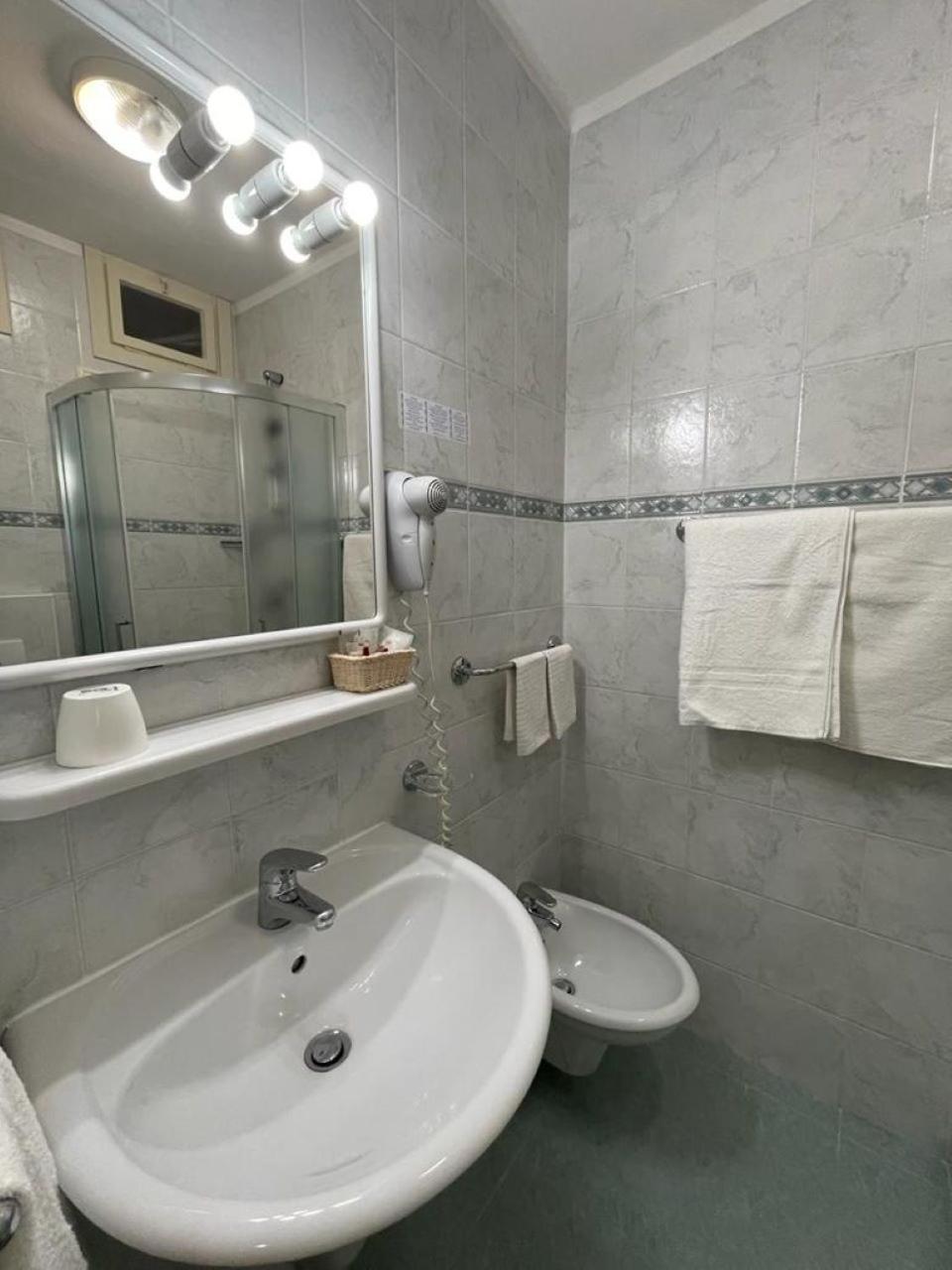 Hotel Stiefel Линяно Сабиадоро Стая снимка